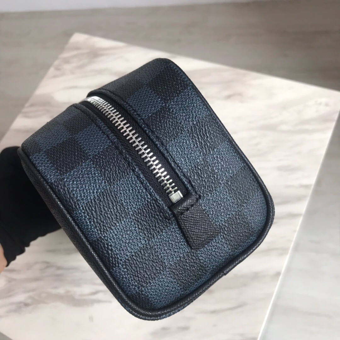 LV man toiletry bag n50000 22.5 x 11.5 x 9.5 cm