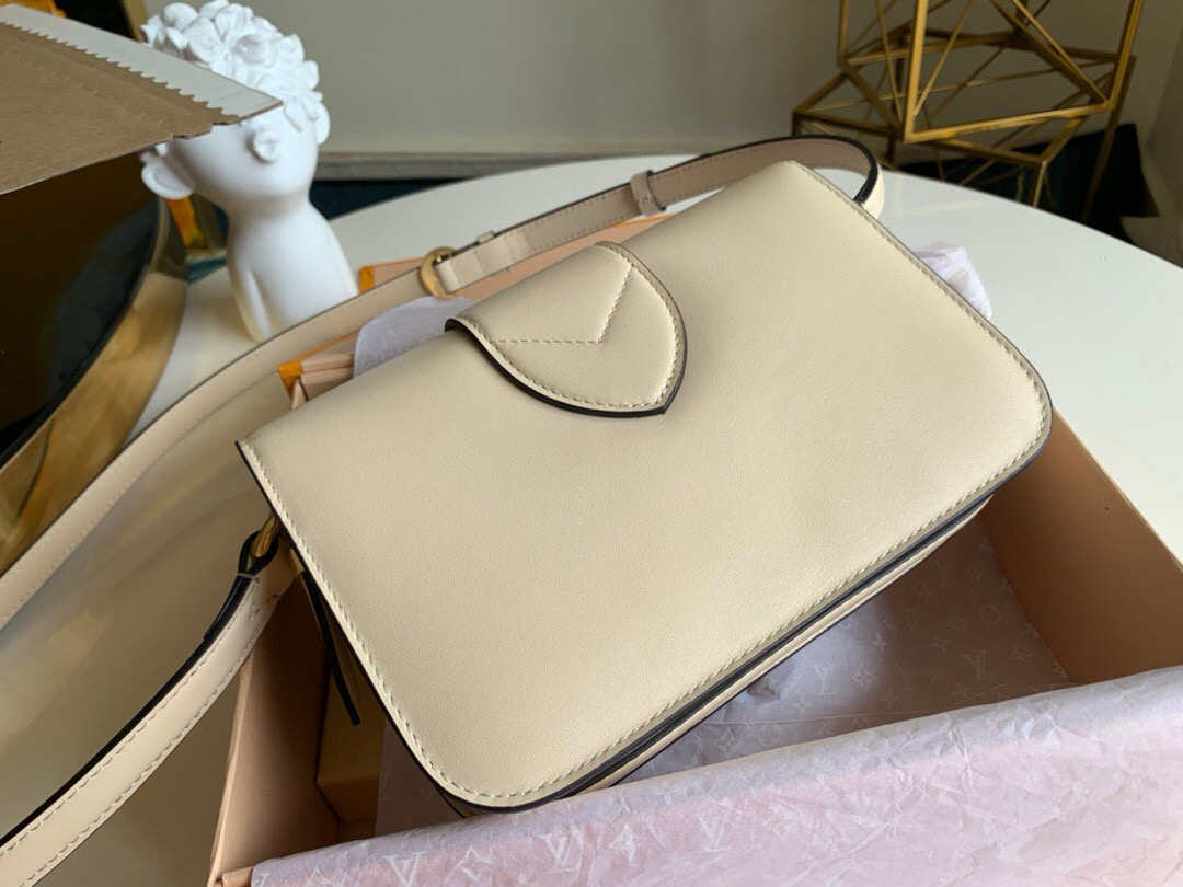 l0vis Vvtt0n lv pont 9 calfskin leather cream m55950 23.0 x 15.0 x 8.0 cm