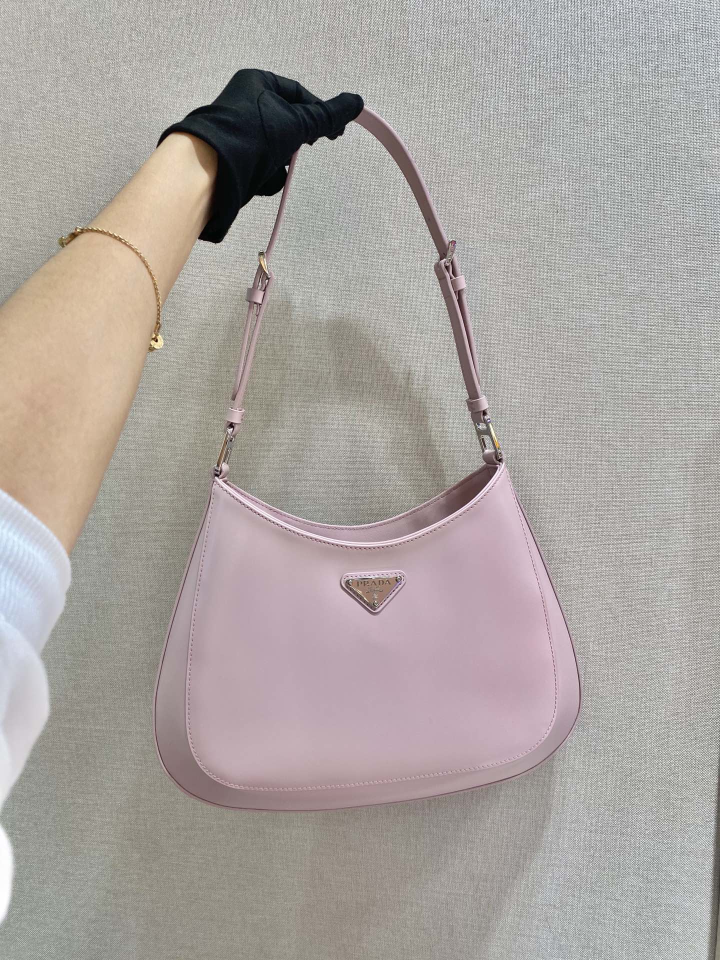 Pra*a cleo brushed leather shoulder bag in alabaster pink 1bc156 30 x 18.5 x 4 cm