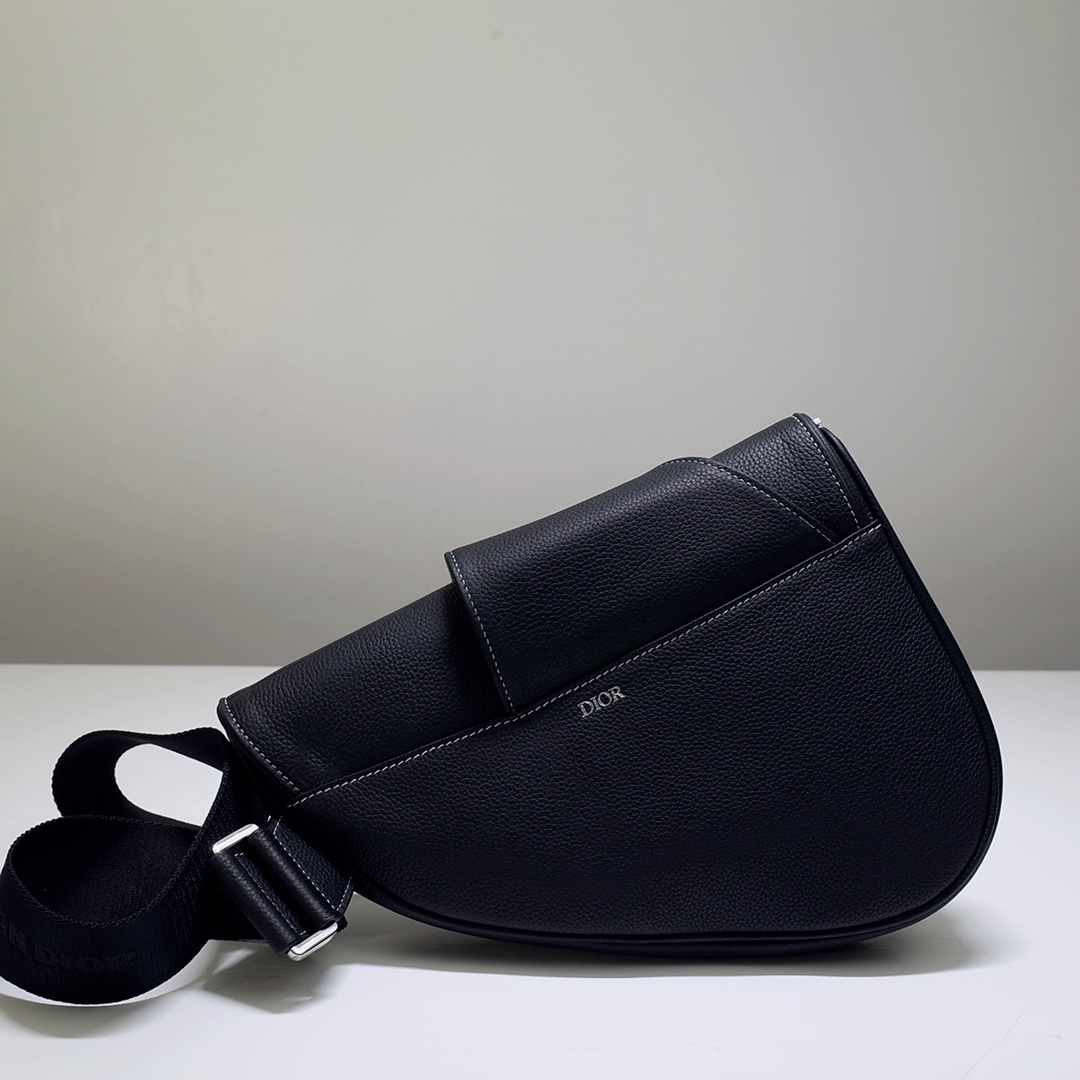 D10r pre-fall 2020 designs with artful editorial saddle bag 20 x 28.6 x 5 cm