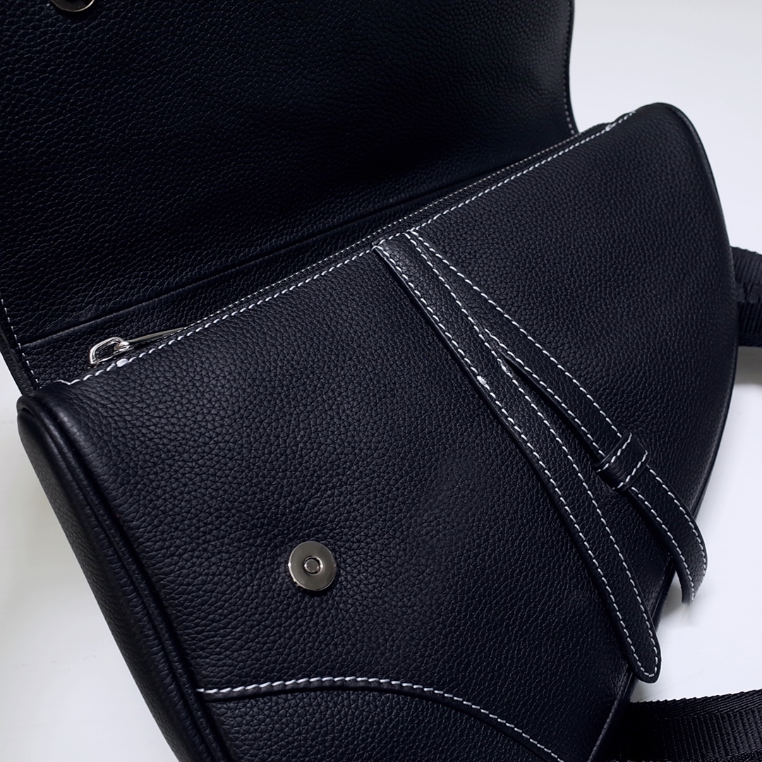 D10r pre-fall 2020 designs with artful editorial saddle bag 20 x 28.6 x 5 cm