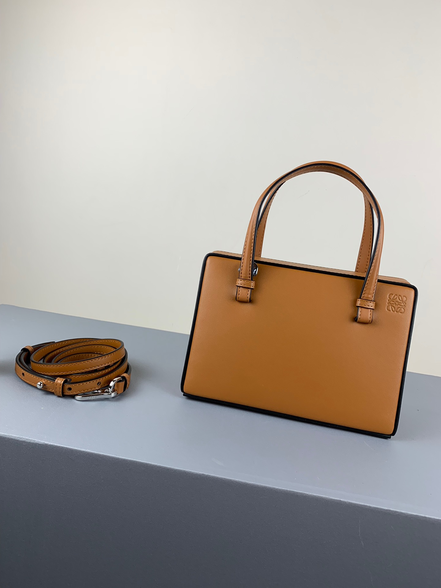L0ew* postal small bag tan 309.56.w85 17 x 13.5 x 8.5 cm