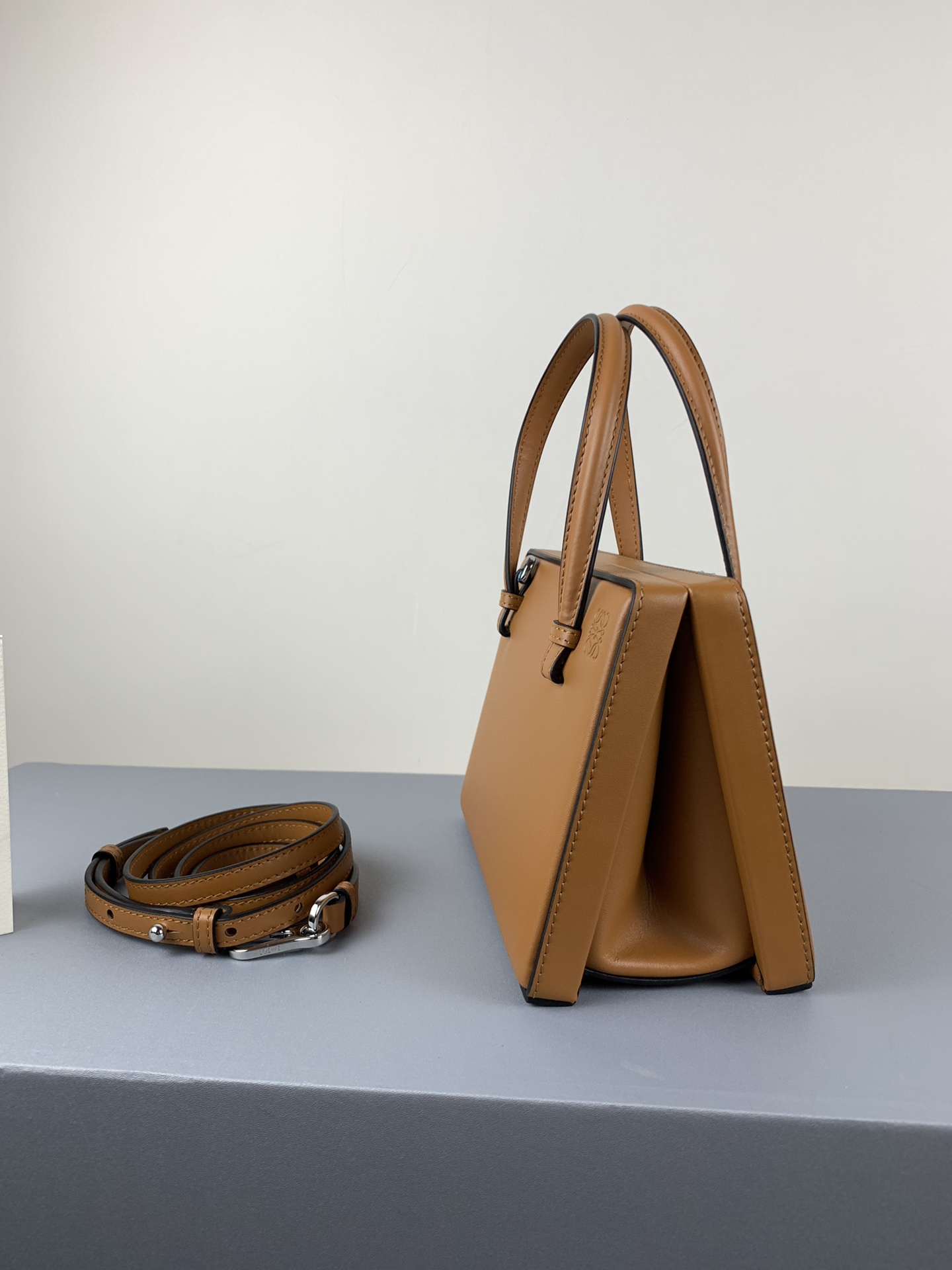 L0ew* postal small bag tan 309.56.w85 17 x 13.5 x 8.5 cm