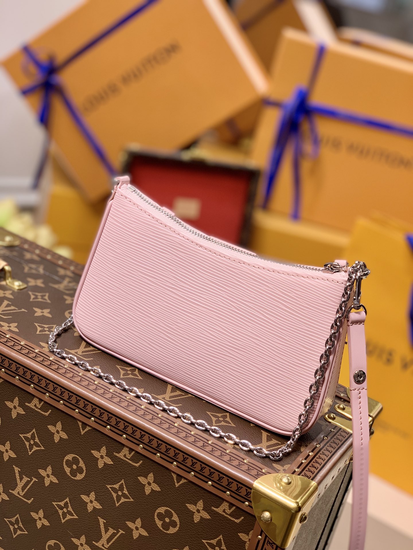 l0vis Vvtt0n easy pouch on strap rose ballerine m80483  19 x 11.5 x 3 cm
