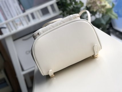 Ch**el business affinity backpack white leather a93748 25 x 24 x 17 cm