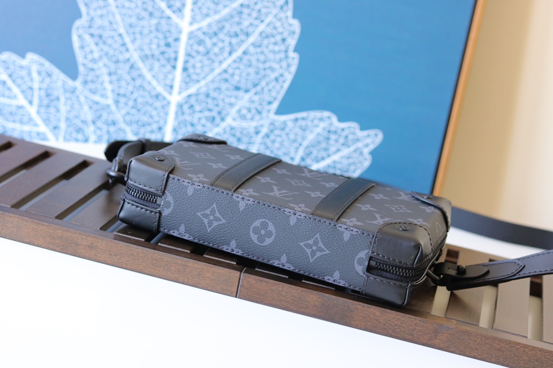 l0vis Vvtt0n soft trunk wallet monogram eclipse canvas m69838 22.5 × 14 × 5 cm