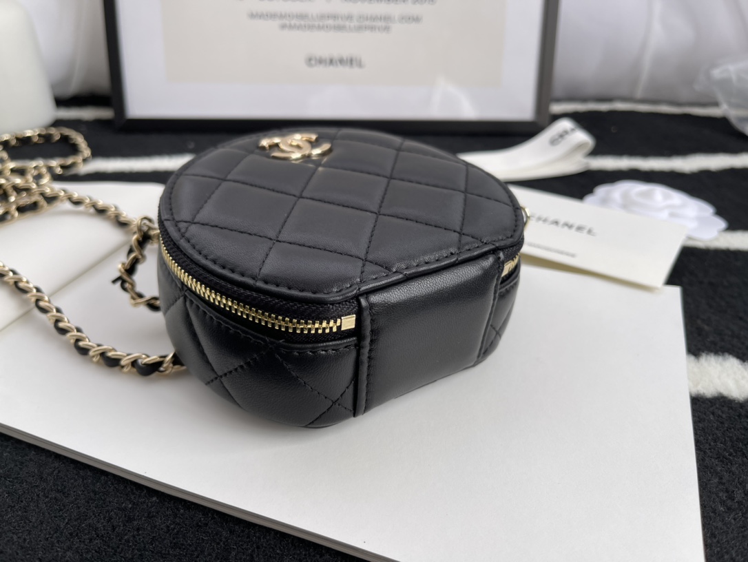 Ch**el biscuit round bag black 12 cm
