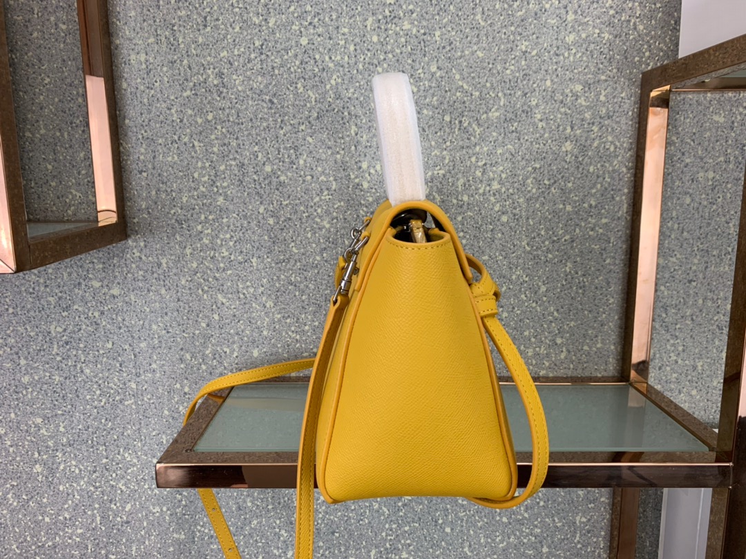 Ce1i*e nano belt bag in grained calfskin calendula 189003 20 x 20 x 10 cm