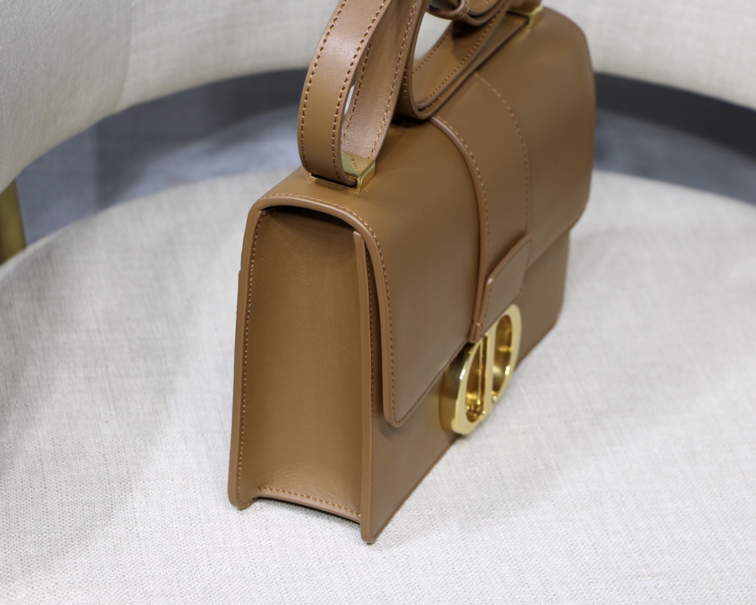 D10r 30 montaigne bag cognac-colored box calfskin m9203umos 24 x 17 x 8 cm