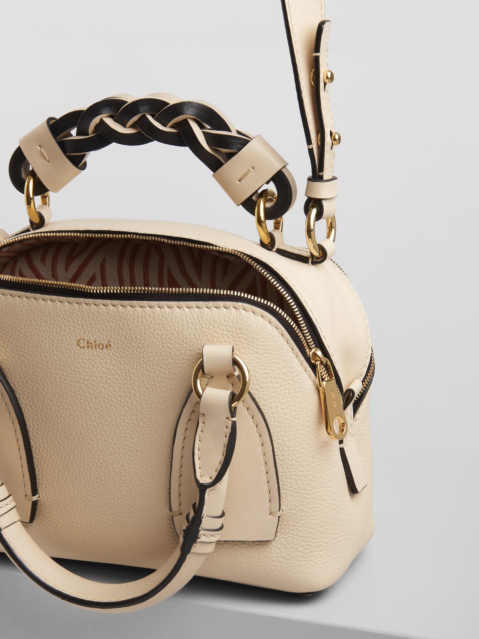 Ch10É daria small bag in grained & shiny calfskin sweet beige chc20us361c6224q 22 x 9 x 18 cm