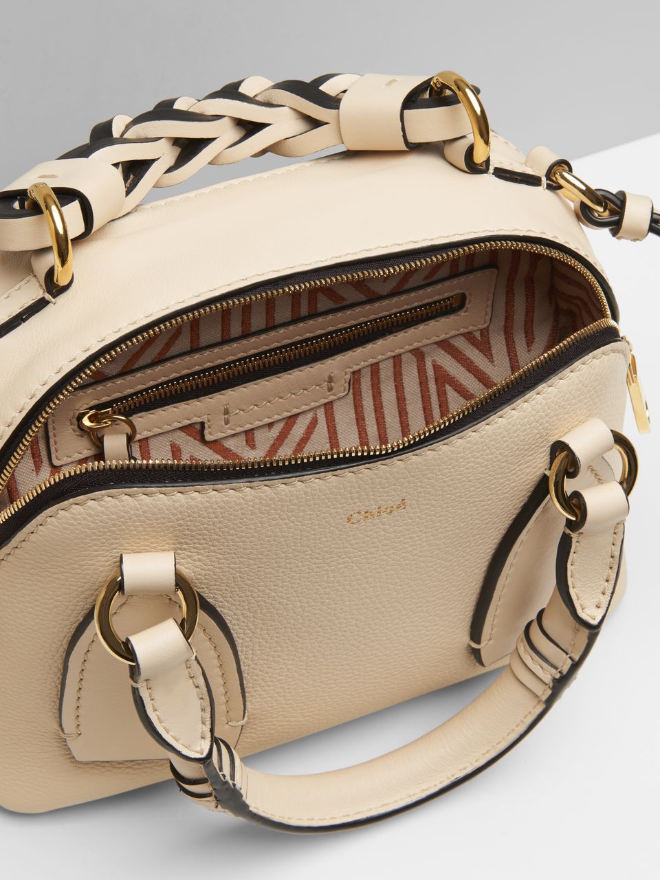 Ch10É daria small bag in grained & shiny calfskin sweet beige chc20us361c6224q 22 x 9 x 18 cm