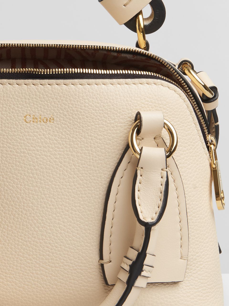 Ch10É daria small bag in grained & shiny calfskin sweet beige chc20us361c6224q 22 x 9 x 18 cm