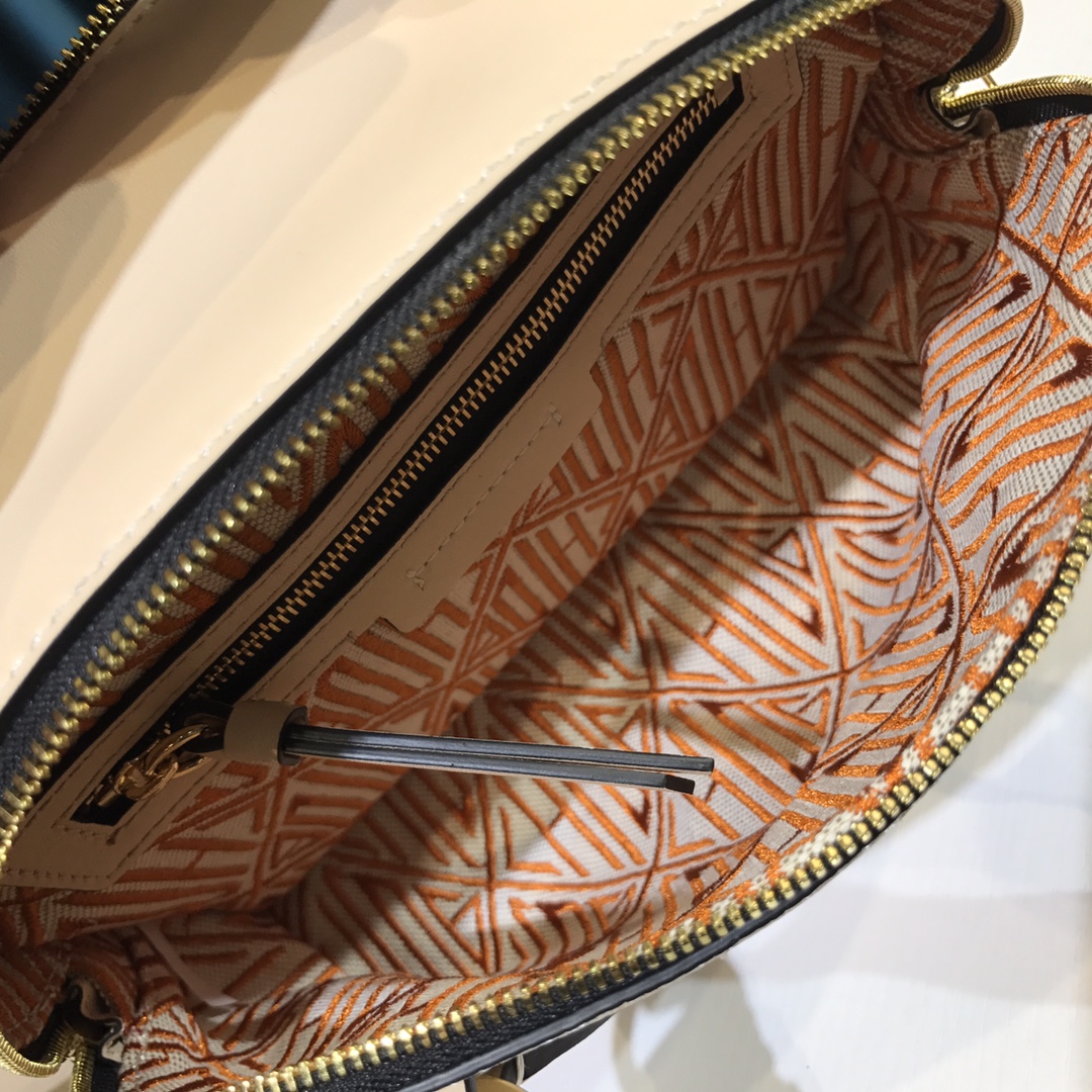 Ch10É daria small bag in grained & shiny calfskin sweet beige chc20us361c6224q 22 x 9 x 18 cm