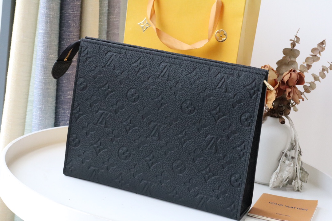 l0vis Vvtt0n pochette voyage taiga leather in black m30450 26 x 20 x 5 cm