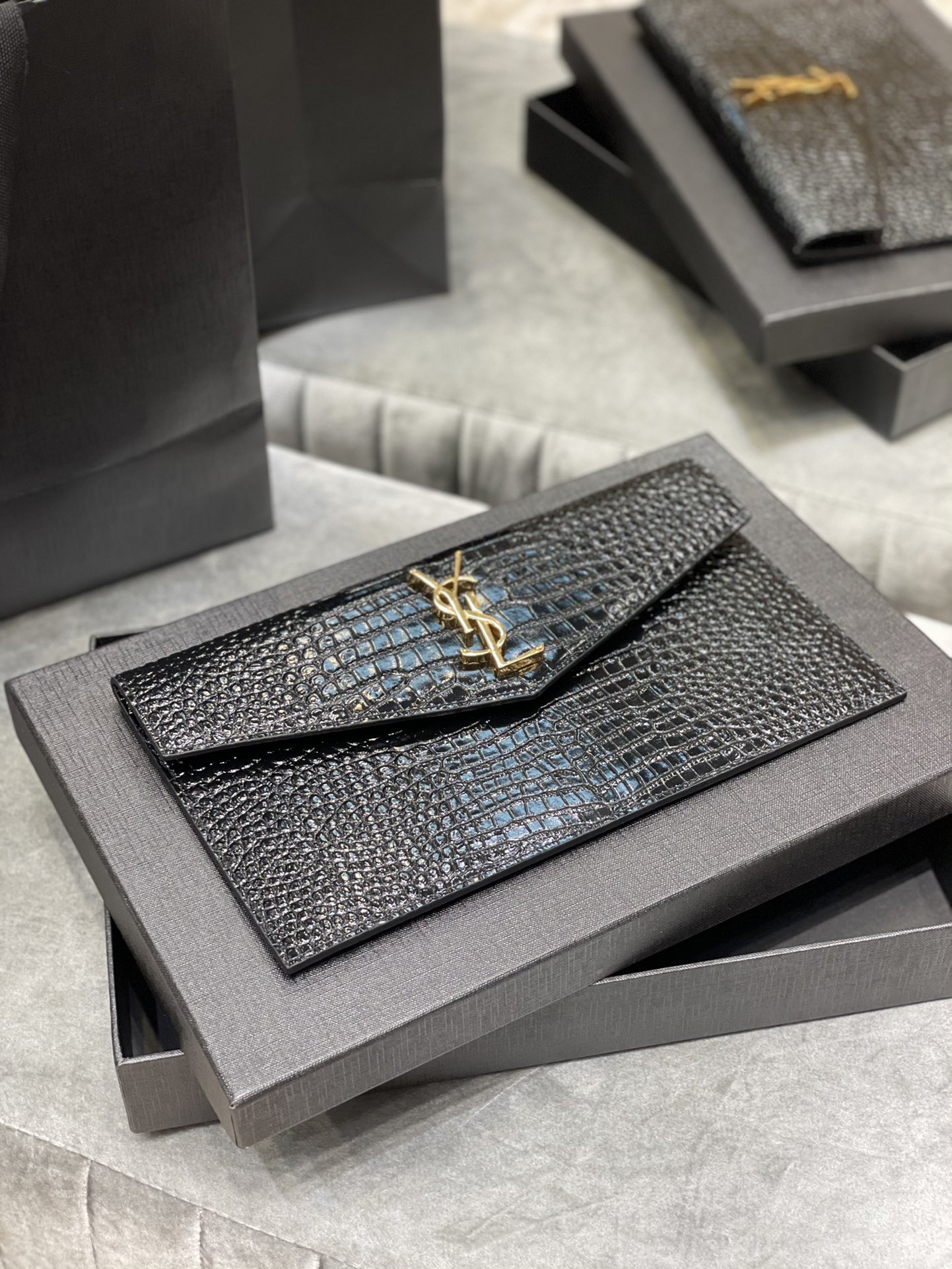 Y51 uptown pouch in crocodile embossed shiny leather black 565739 27 × 16 × 2 cm