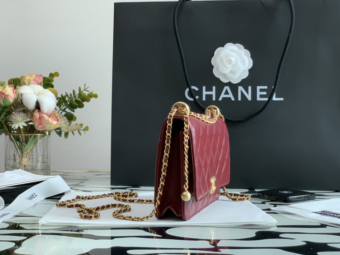 Ch**el wallet on chain calfskin & gold-tone metal burgundy ap2289 19cm