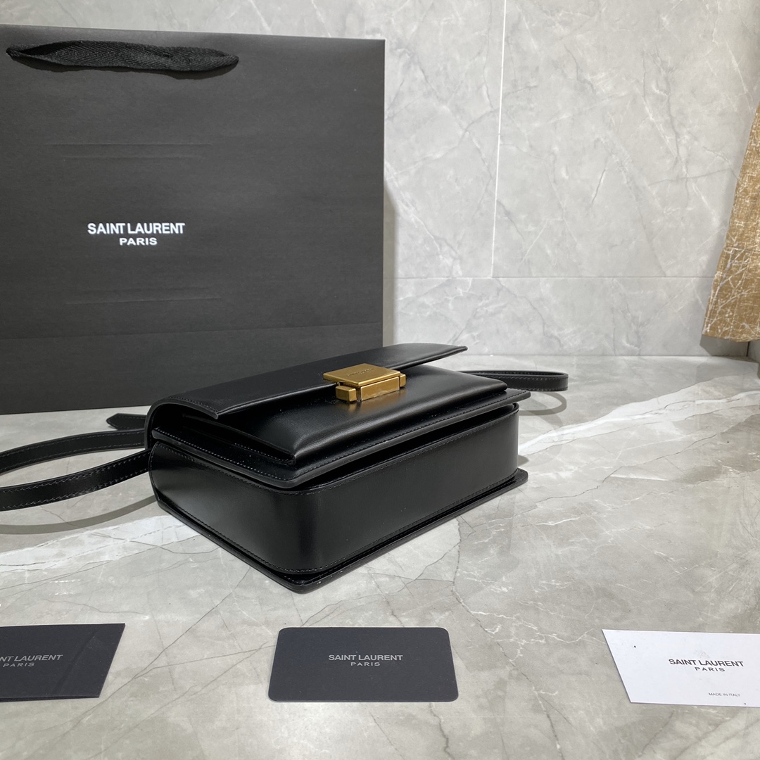 y51 medium bellechasse in leather black and G01den 482051 22 x 16 x 9 cm