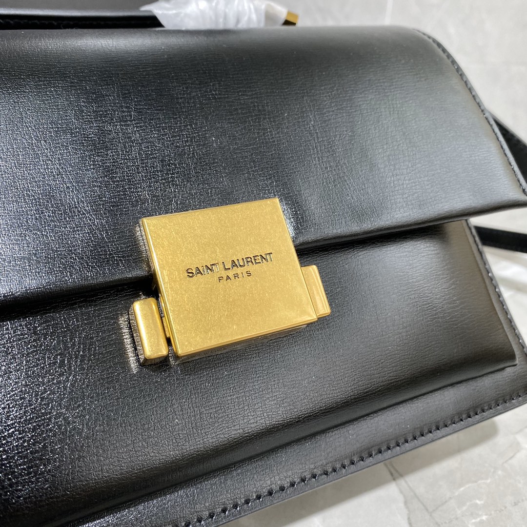 y51 medium bellechasse in leather black and G01den 482051 22 x 16 x 9 cm