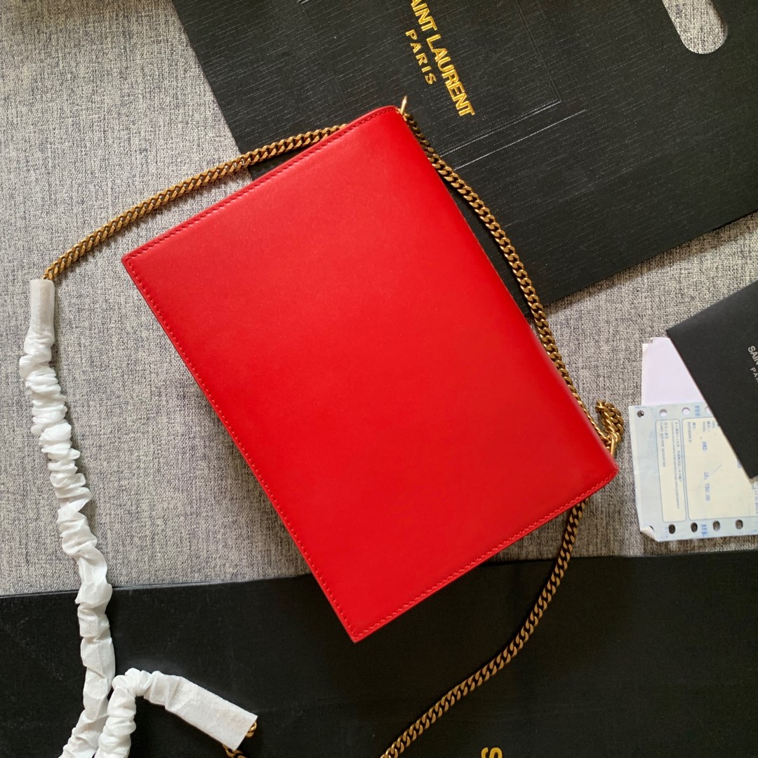 Y51 cassandra monogram clasp bag in grain de poudre embossed leather rouge eros 532750 22 x 16.5 x 5.5 cm