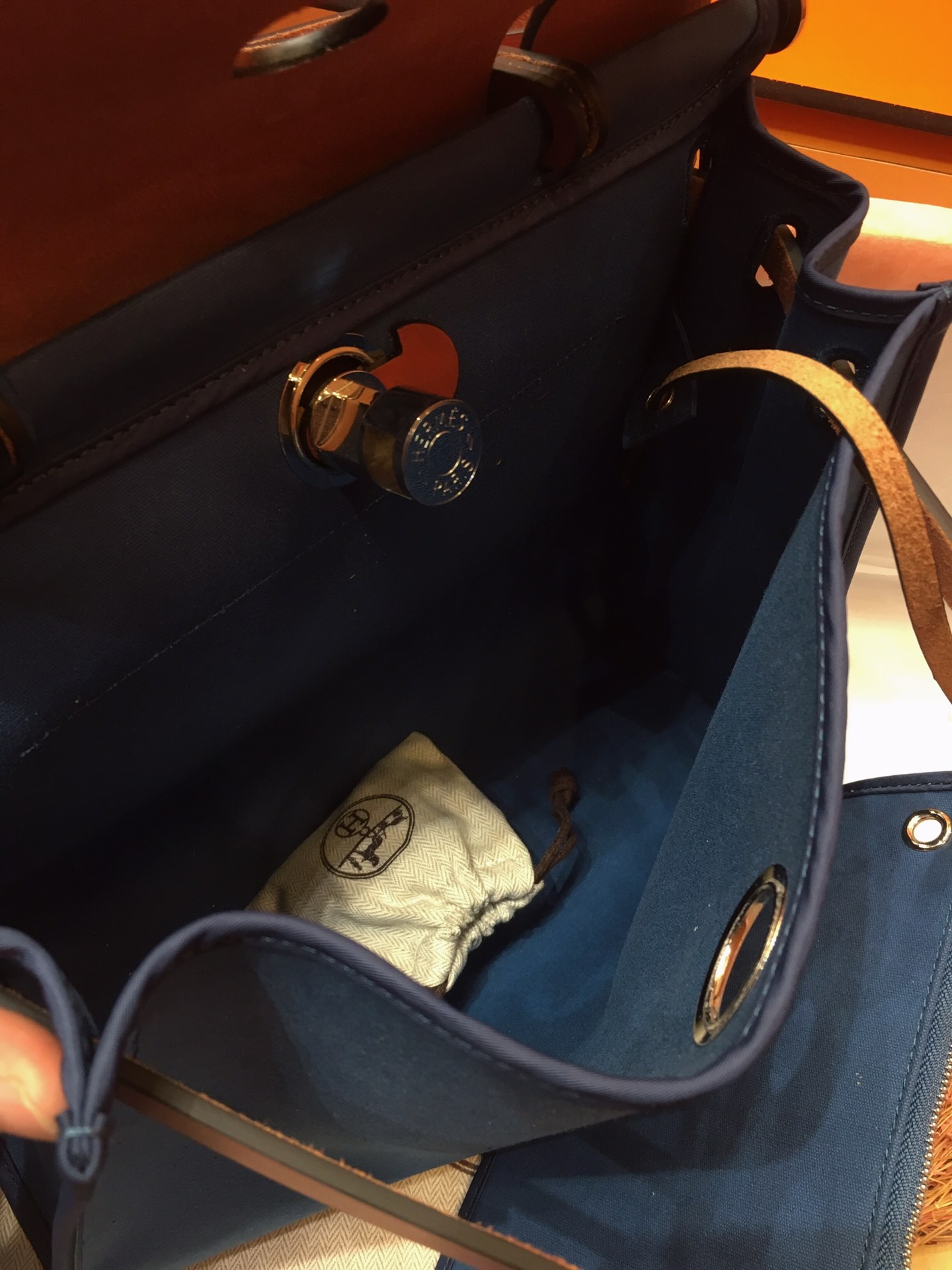 H**me5 herbag zip 31 pm retourne bag deep blue and dark brown 078971 25 x 31 x 10 cm