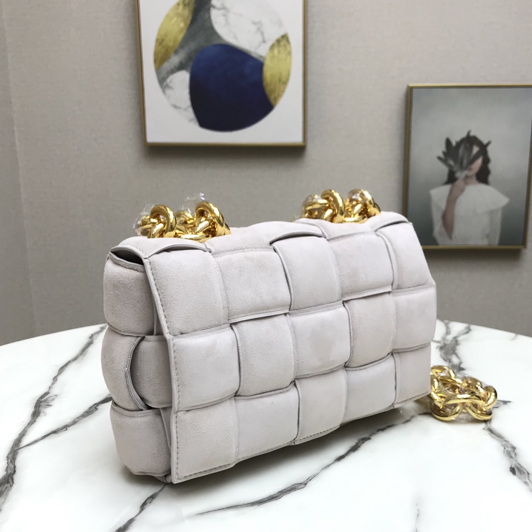 b0tt*ga Ven*ta chain cassette in suede white 44046 26 x 18 x 8 cm