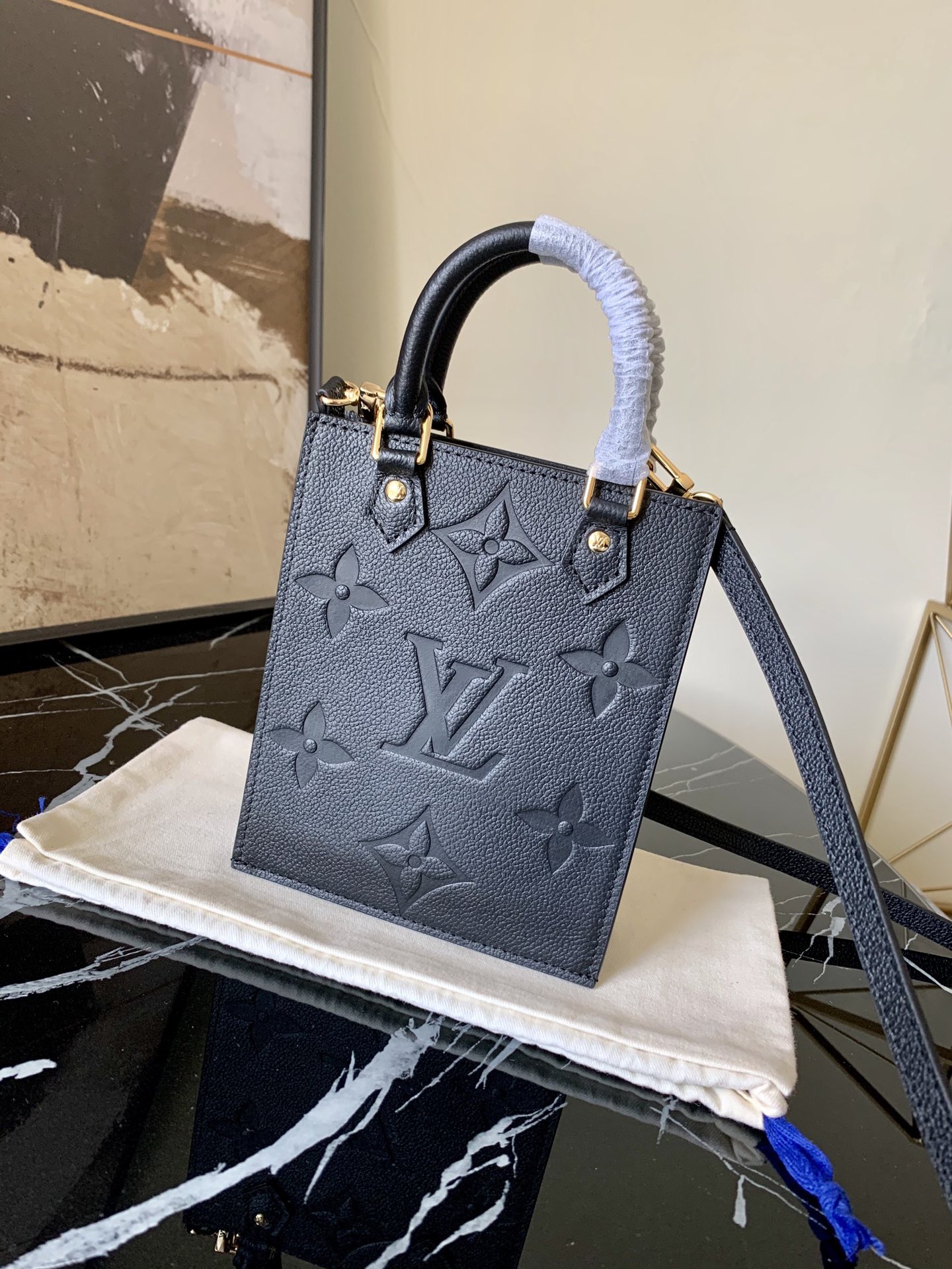 l0vis Vvtt0n petit sac plat monogram empreinte leather black m80478 14 x 17 x 5 cm