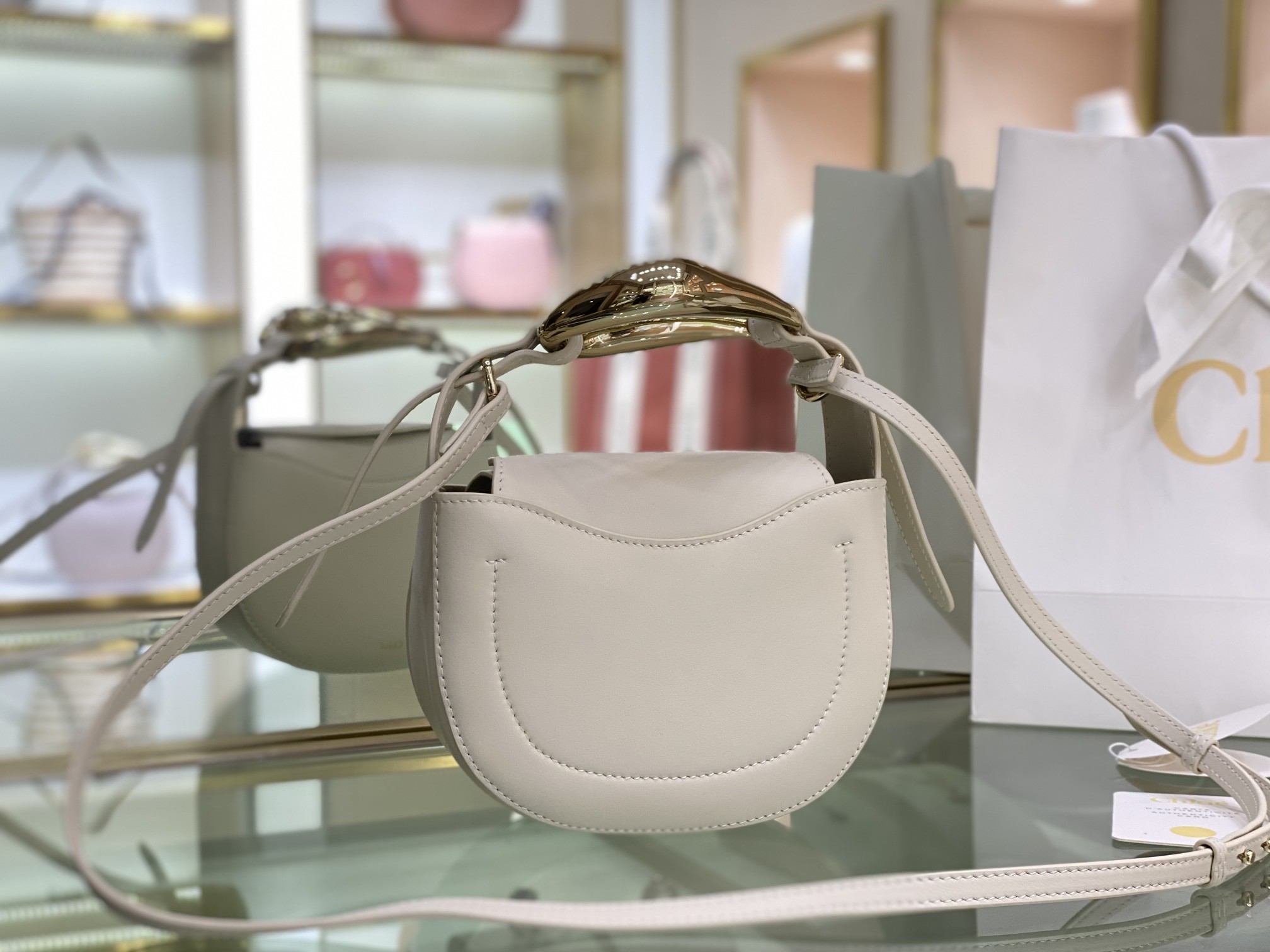 Ch10e kiss small bag grain calfskin white chc21us350 20 x 26 x 8 cm