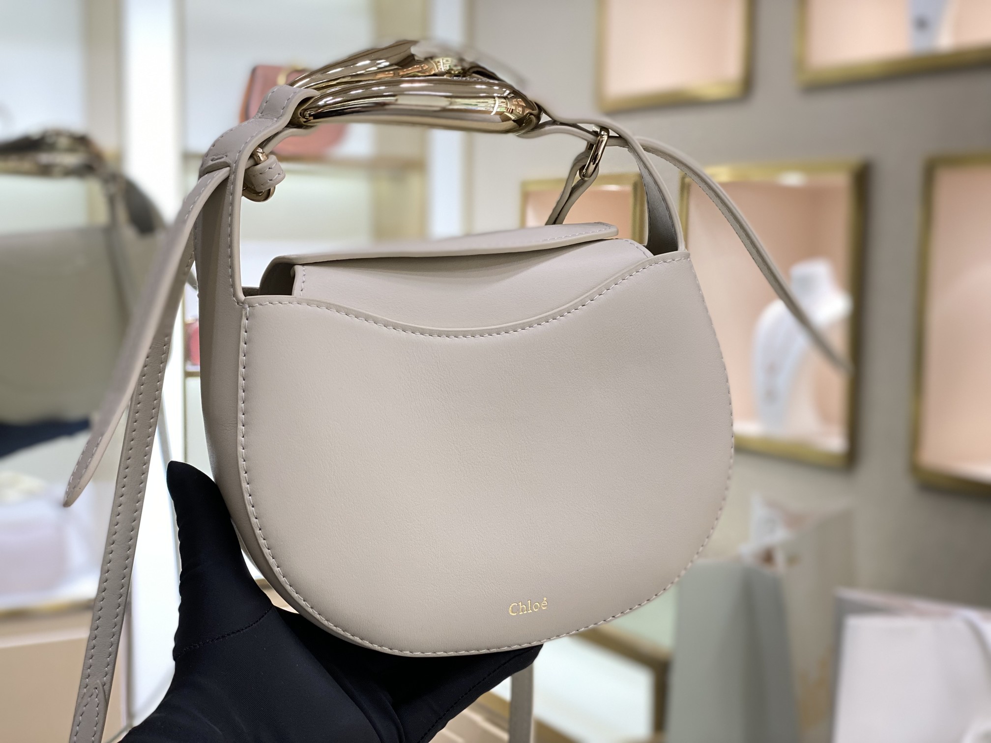 Ch10e kiss small bag grain calfskin white chc21us350 20 x 26 x 8 cm