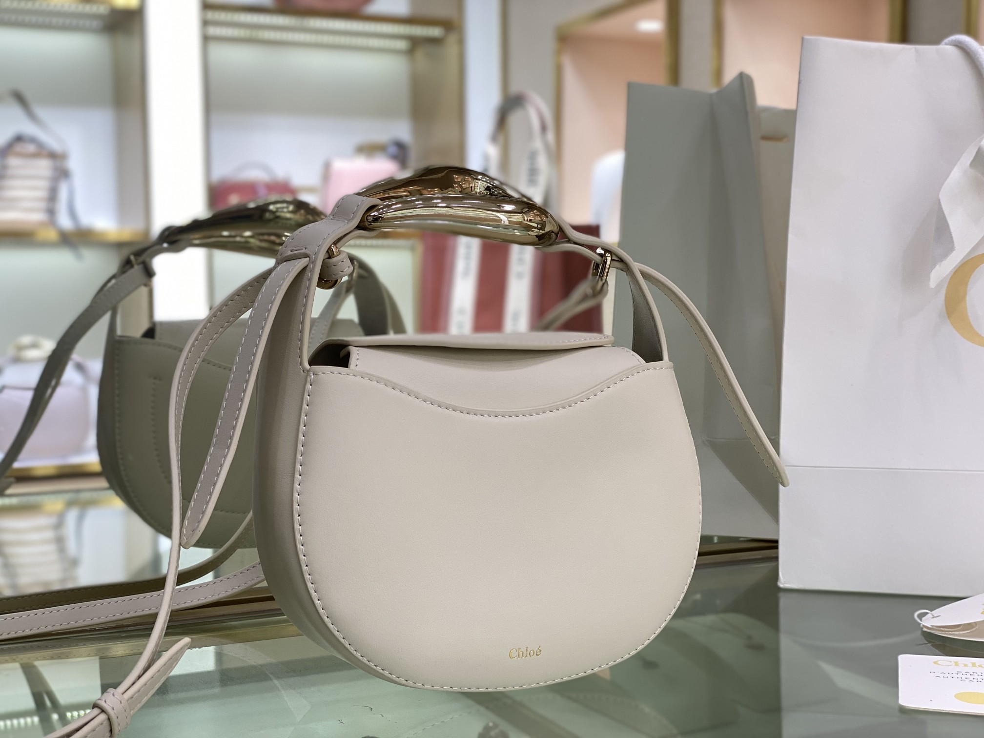 Ch10e kiss small bag grain calfskin white chc21us350 20 x 26 x 8 cm