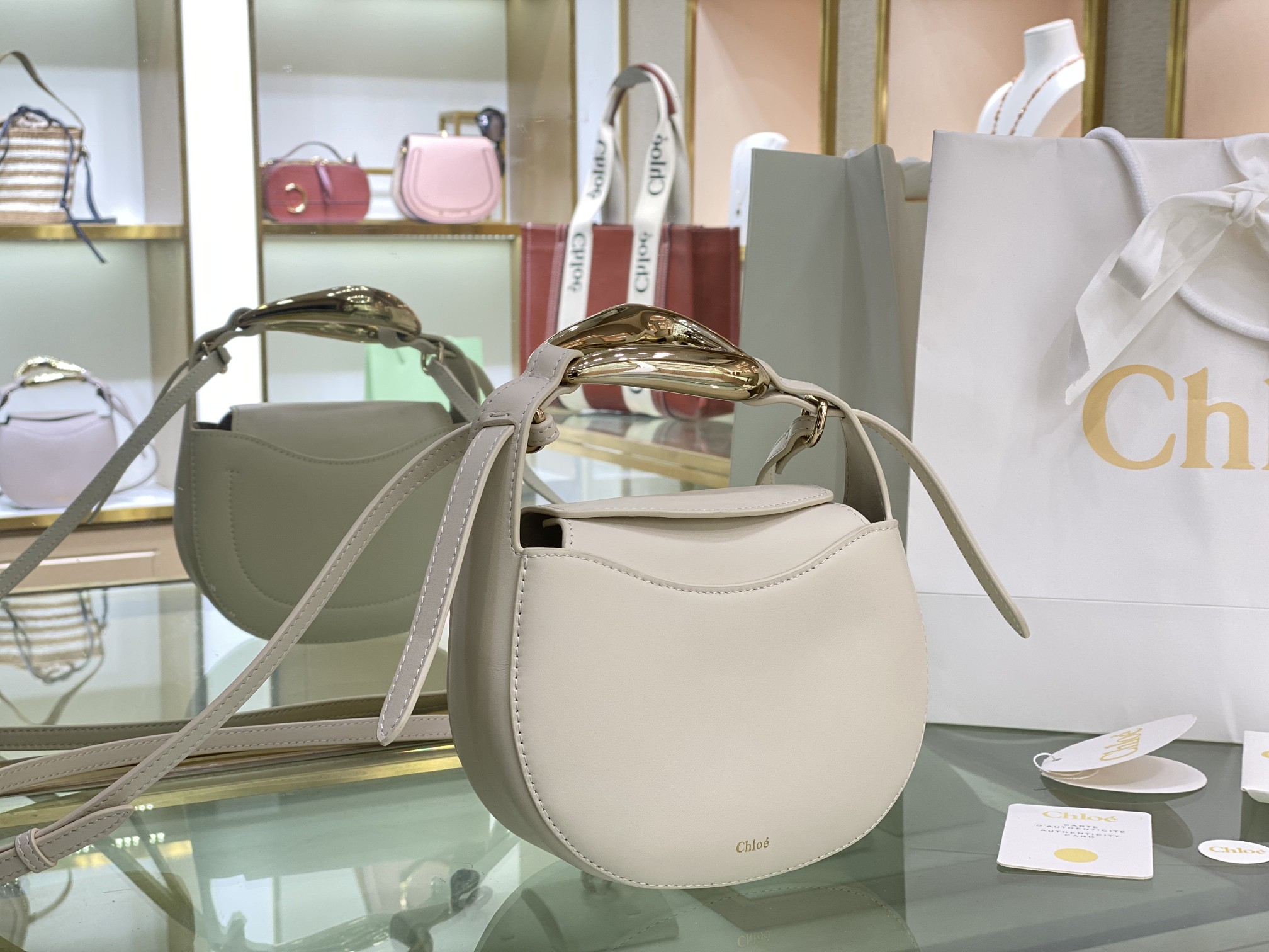 Ch10e kiss small bag grain calfskin white chc21us350 20 x 26 x 8 cm