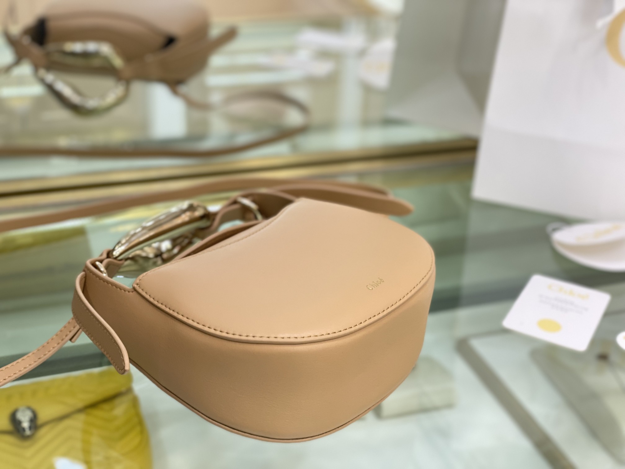 Ch10e kiss small bag grain calfskin sandy beige chc21us350 20 x 26 x 8 cm