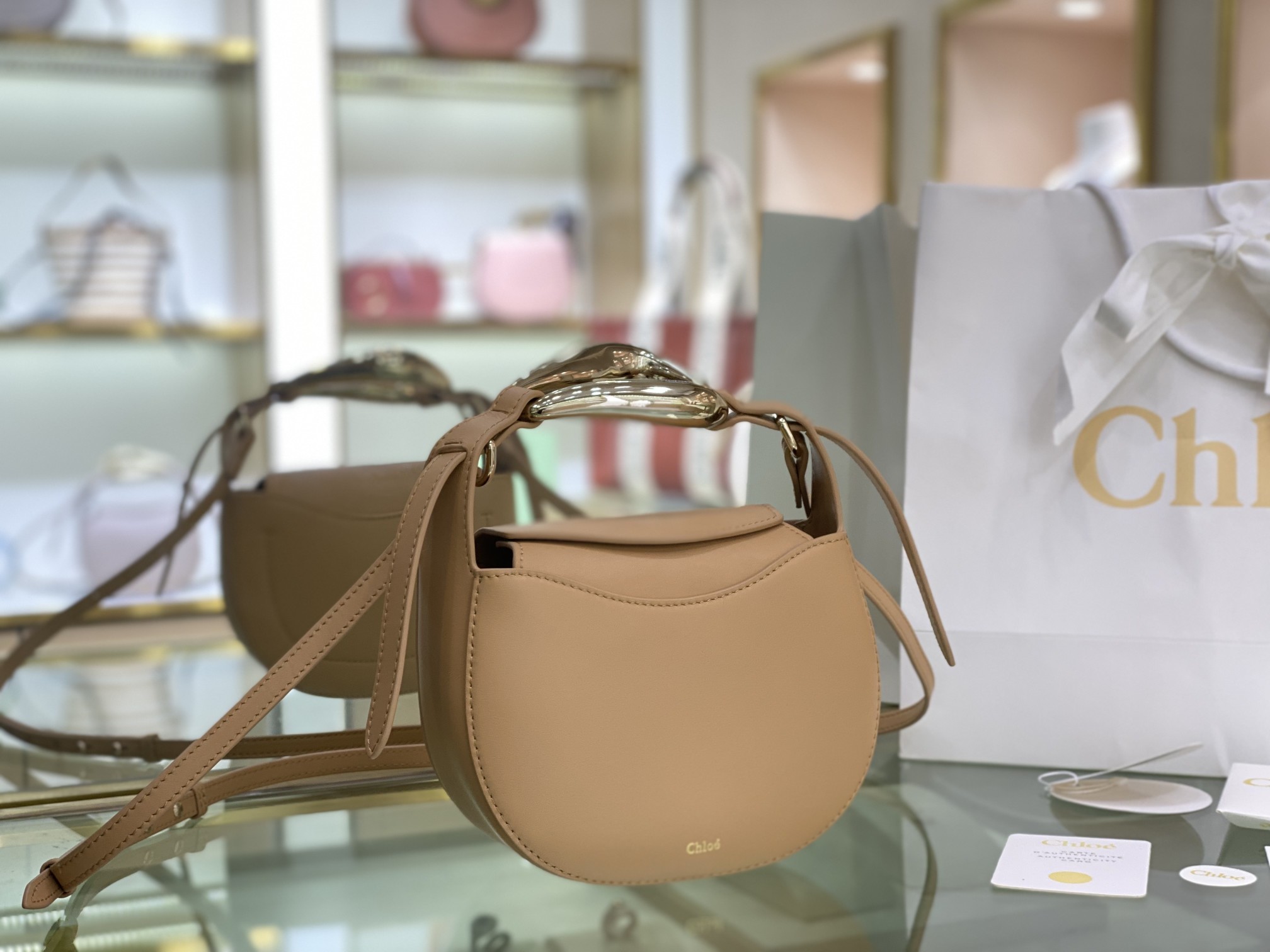 Ch10e kiss small bag grain calfskin sandy beige chc21us350 20 x 26 x 8 cm