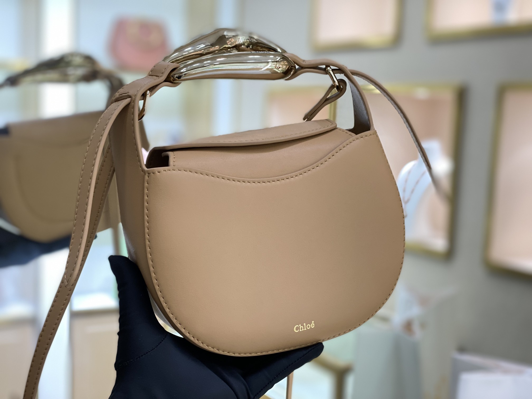 Ch10e kiss small bag grain calfskin sandy beige chc21us350 20 x 26 x 8 cm