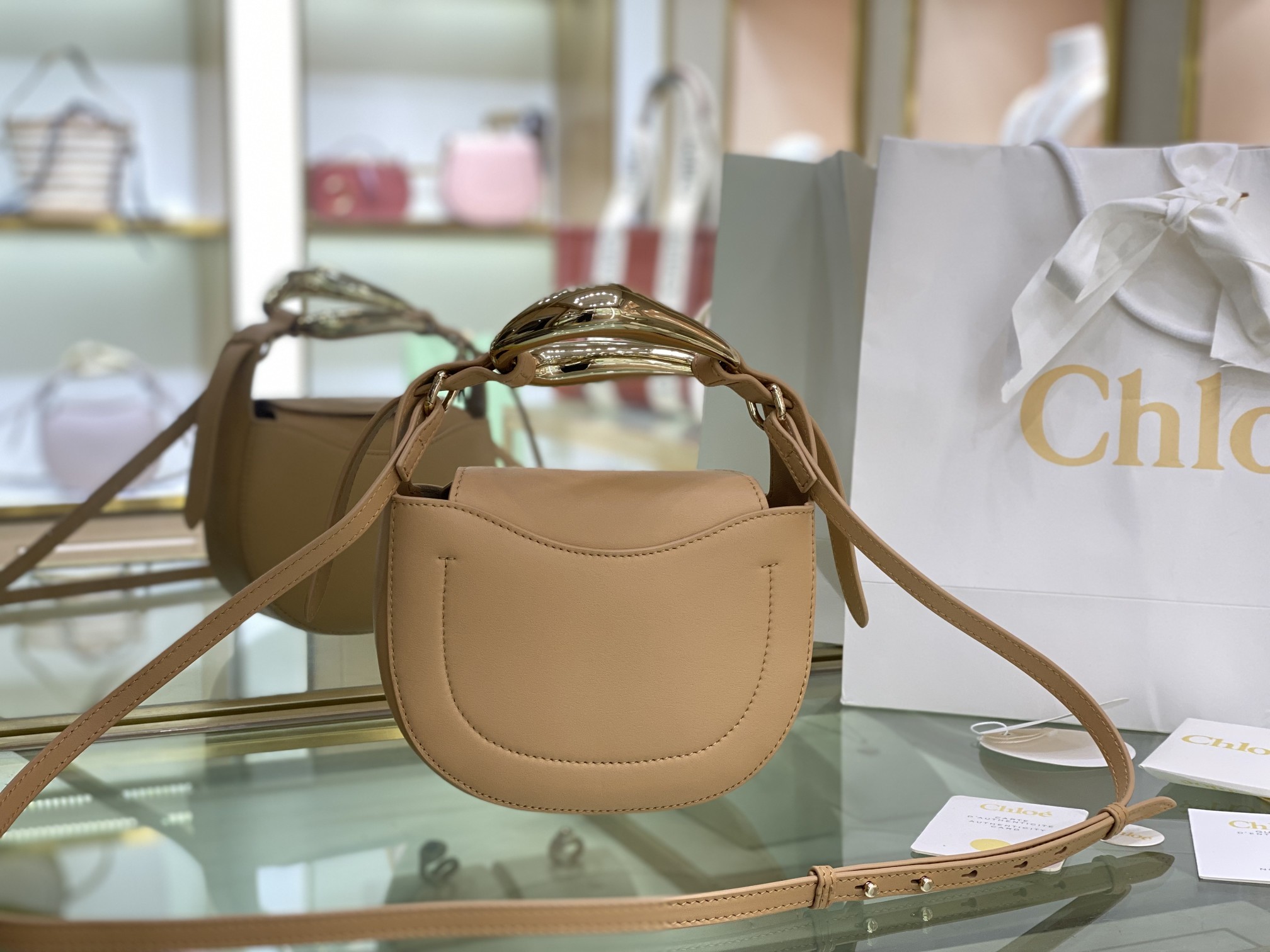 Ch10e kiss small bag grain calfskin sandy beige chc21us350 20 x 26 x 8 cm