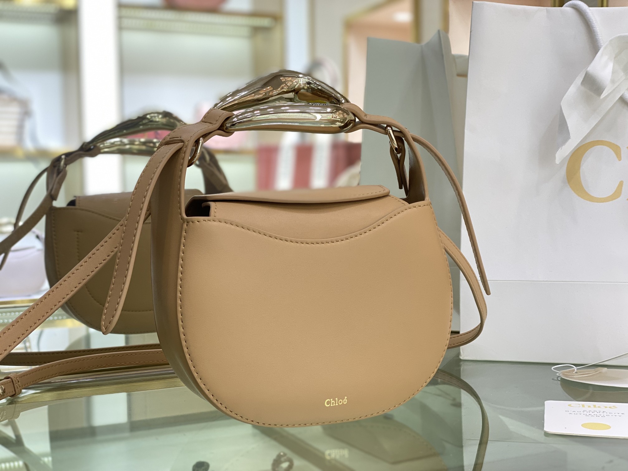 Ch10e kiss small bag grain calfskin sandy beige chc21us350 20 x 26 x 8 cm
