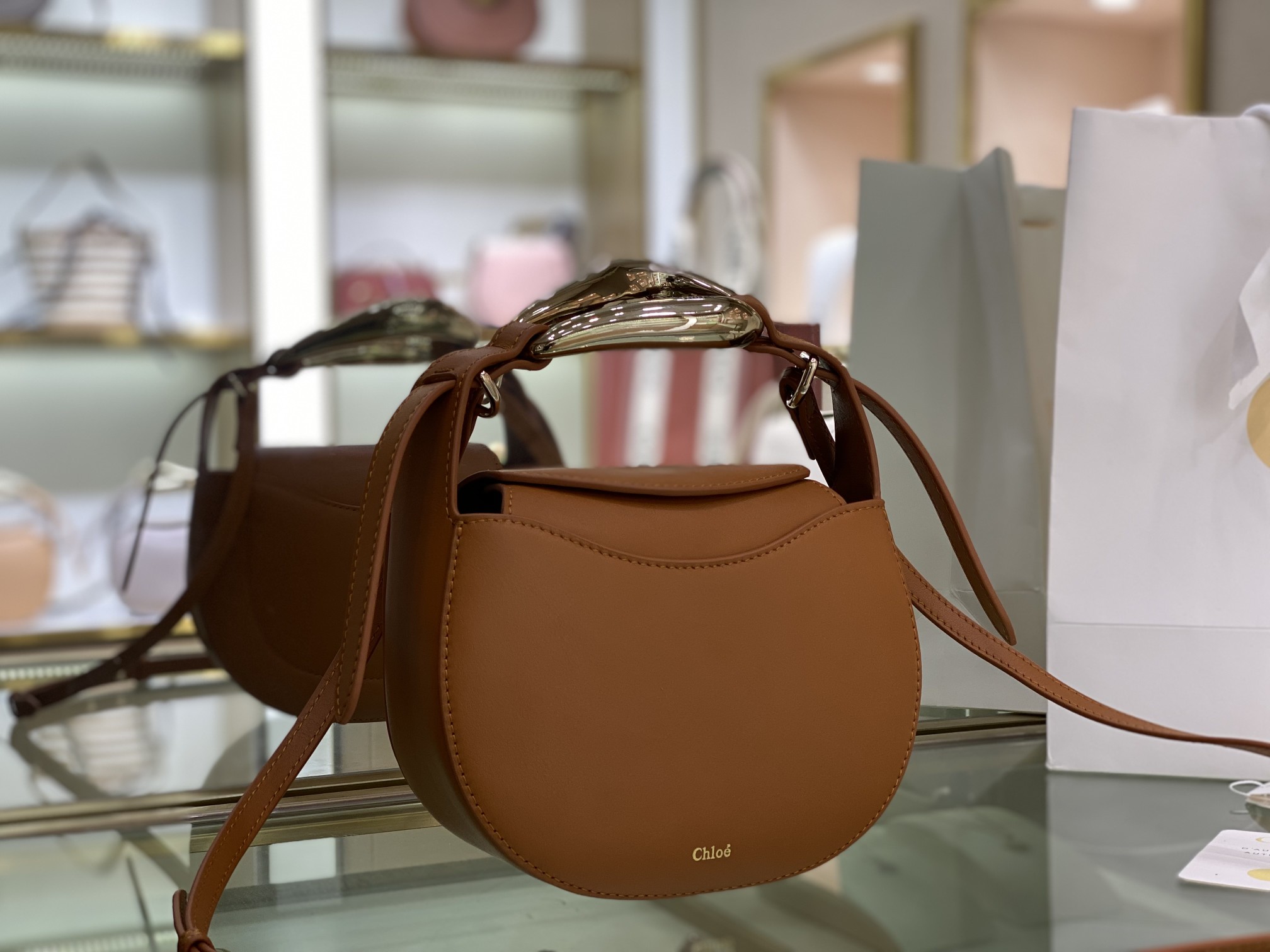 Ch10e kiss small bag grain calfskin arizona brown chc21us350 20 x 26 x 8 cm
