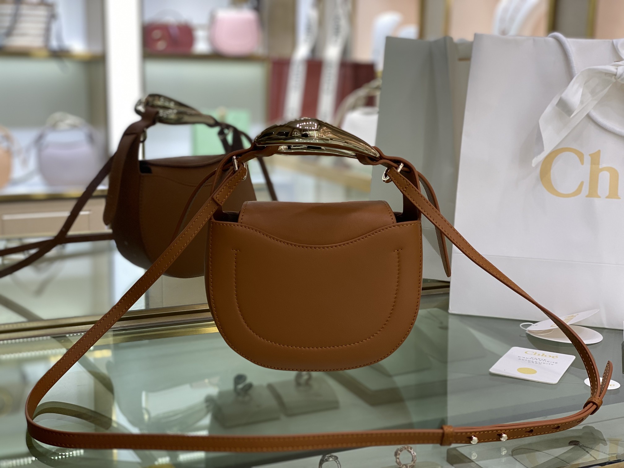 Ch10e kiss small bag grain calfskin arizona brown chc21us350 20 x 26 x 8 cm