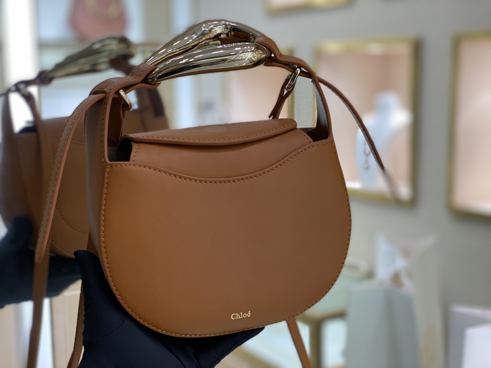 Ch10e kiss small bag grain calfskin arizona brown chc21us350 20 x 26 x 8 cm