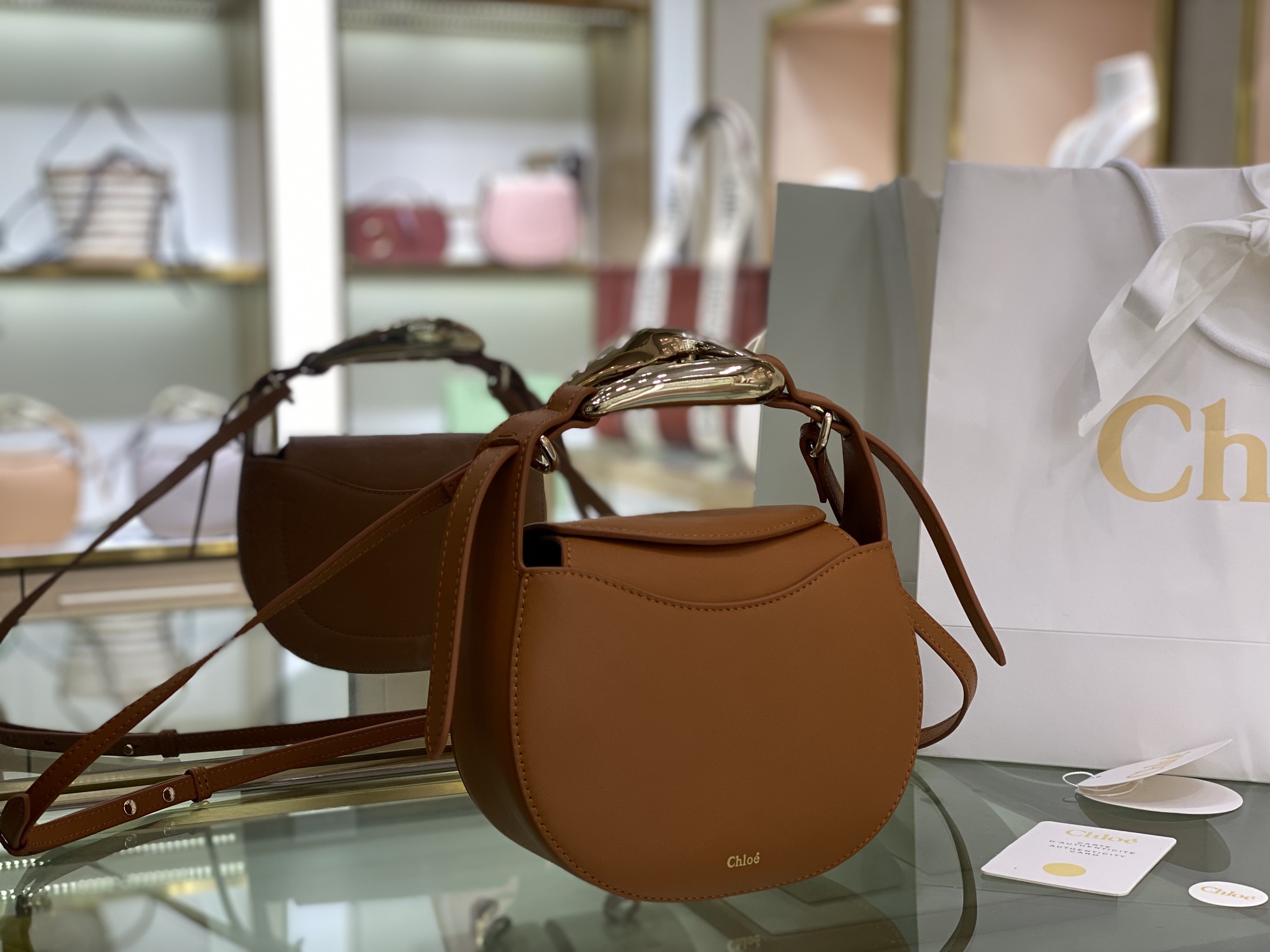 Ch10e kiss small bag grain calfskin arizona brown chc21us350 20 x 26 x 8 cm