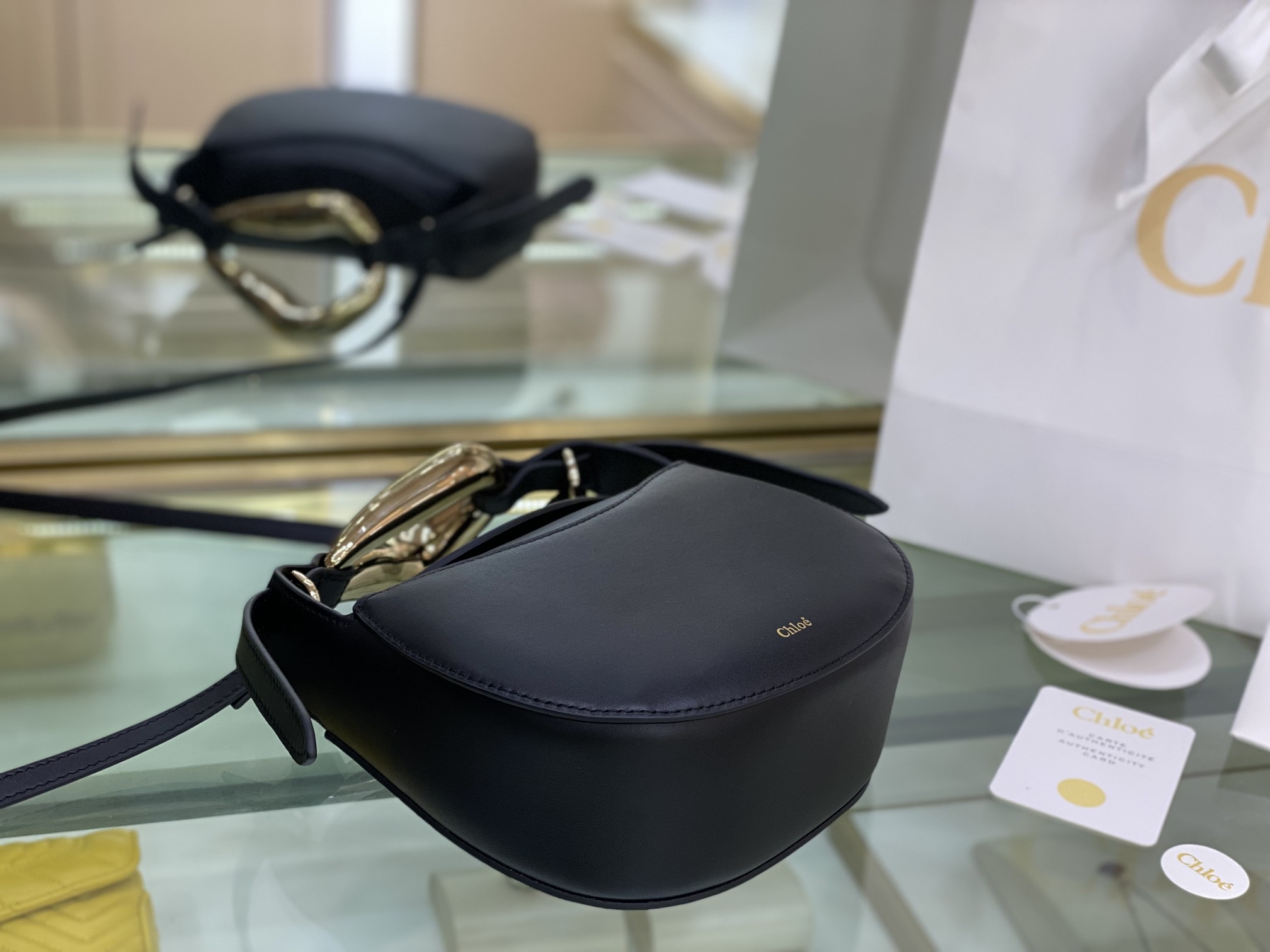 Ch10e kiss small bag grain calfskin full black chc21us350 20 x 26 x 8 cm