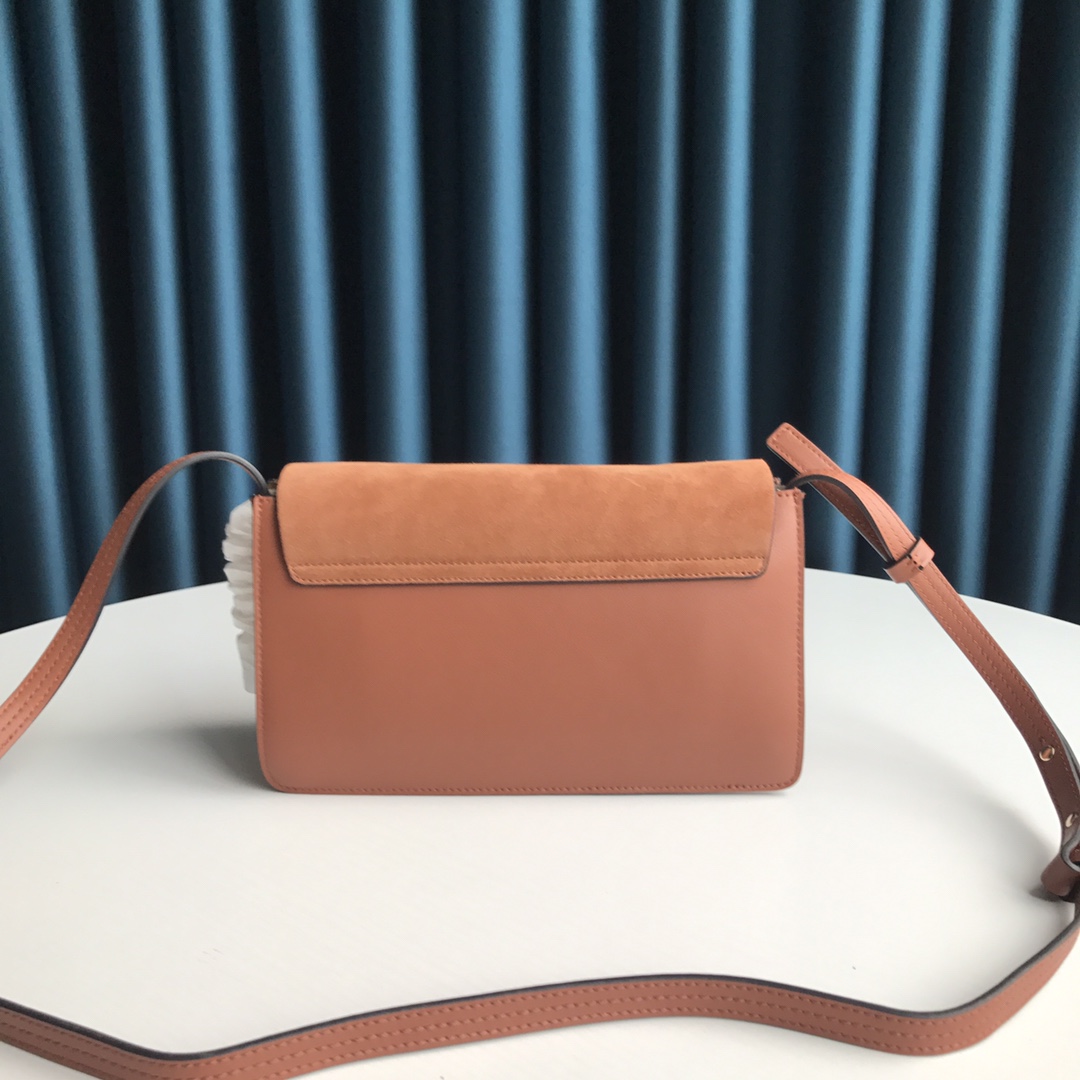 Ch10É faye small shoulder bag classic tobacco chc15us127 24 x 7 x 15 cm