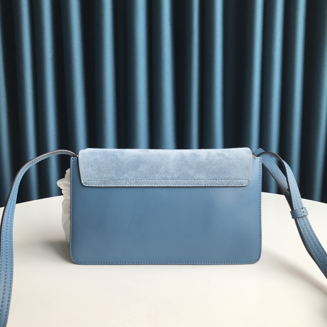 Ch10É faye small shoulder bag gentle blue chc15us127 24 x 7 x 15 cm