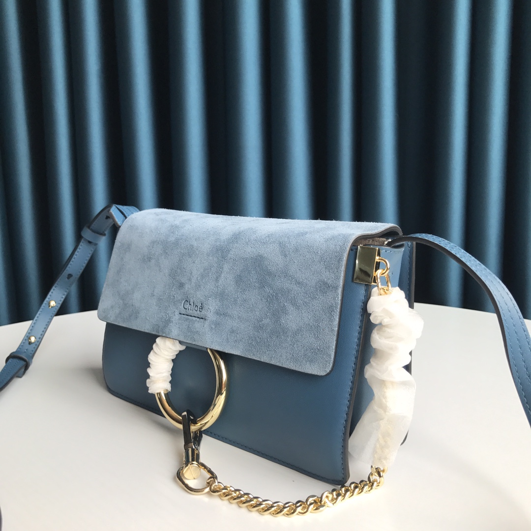 Ch10É faye small shoulder bag gentle blue chc15us127 24 x 7 x 15 cm