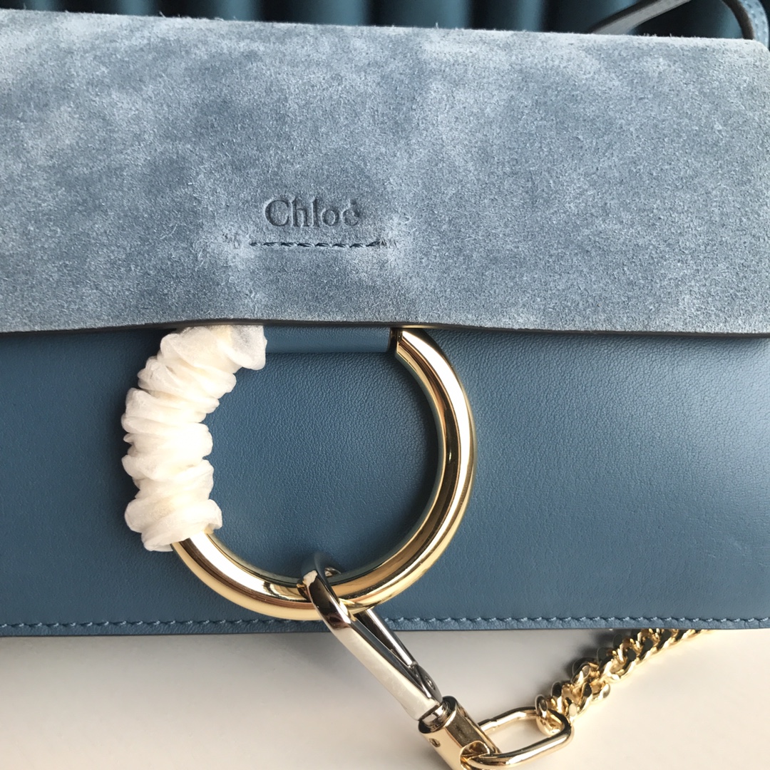Ch10É faye small shoulder bag gentle blue chc15us127 24 x 7 x 15 cm