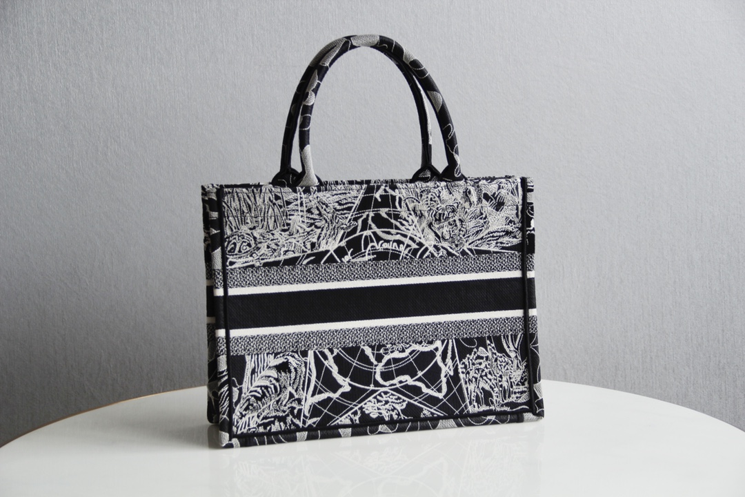 D10r small book tote black and white D10r around the world embroidery m1296 36.5 x 28 x 14 cm