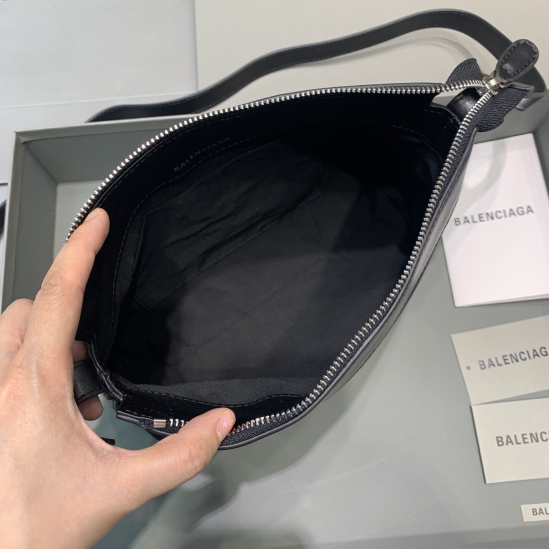 Ba1en*iaga leather trimmed canvas shoulder bag in black 26 x 7 x 19 cm