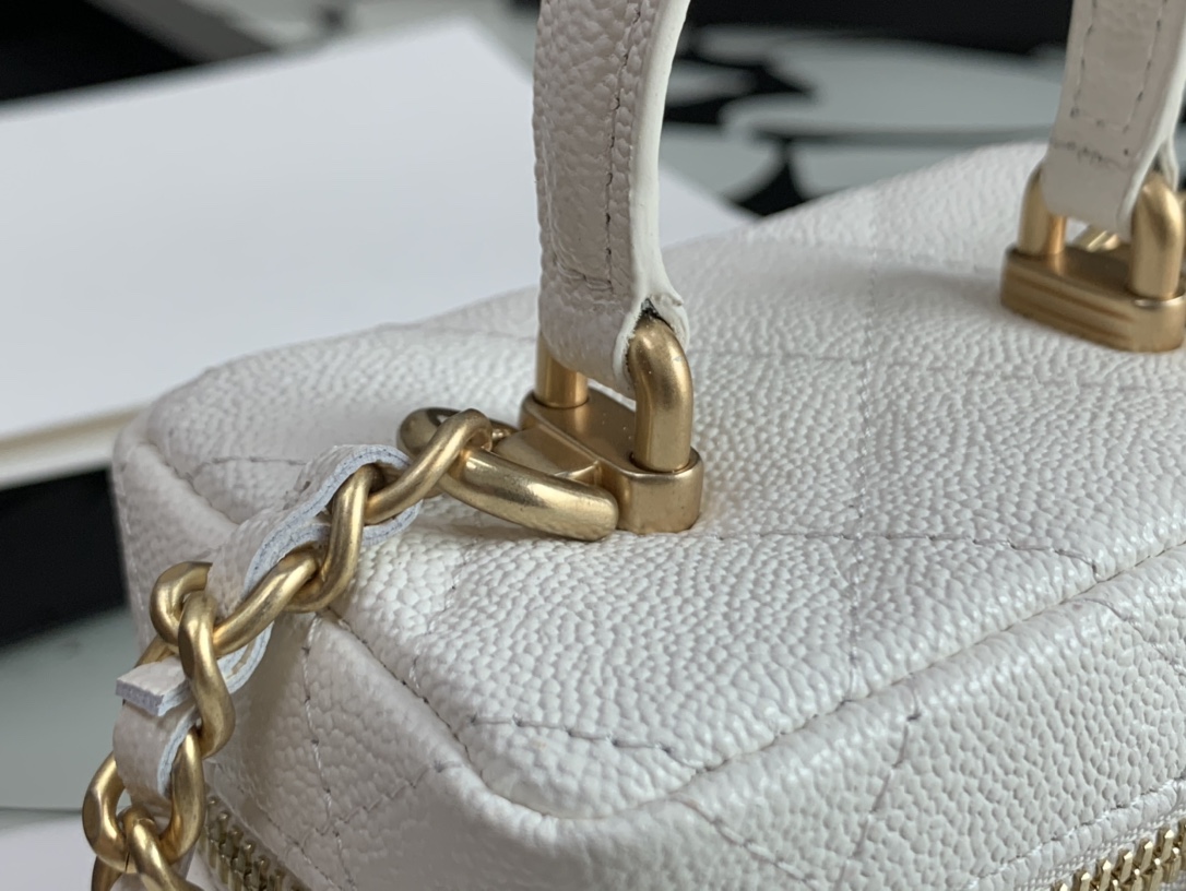 Ch**el small vanity with chain white ap2194 12 × 11.5 × 7 cm