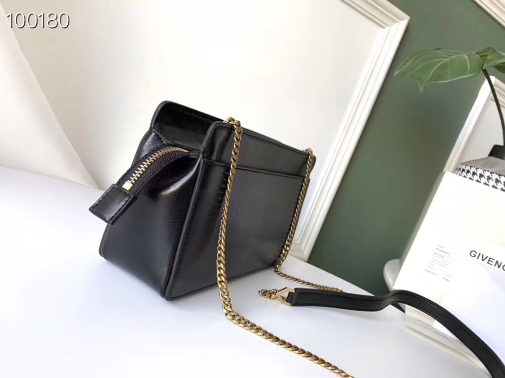 G1uenchy pocket bag in leather black 22 x 13 x 7 cm