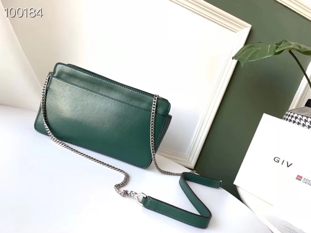 G1uenchy pocket bag in leather forest green 22 x 13 x 7 cm