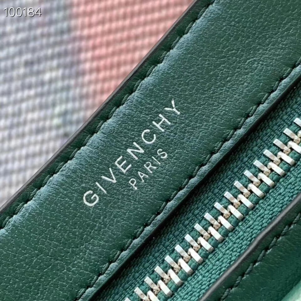 G1uenchy pocket bag in leather forest green 22 x 13 x 7 cm